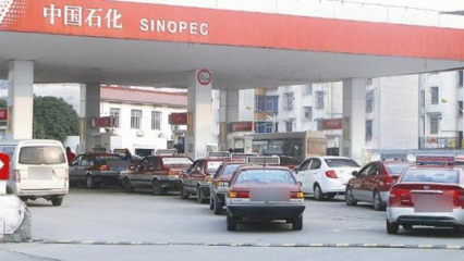 加油工疏忽,95號(hào)油加成92號(hào),車主當(dāng)即發(fā)飆要求賠車